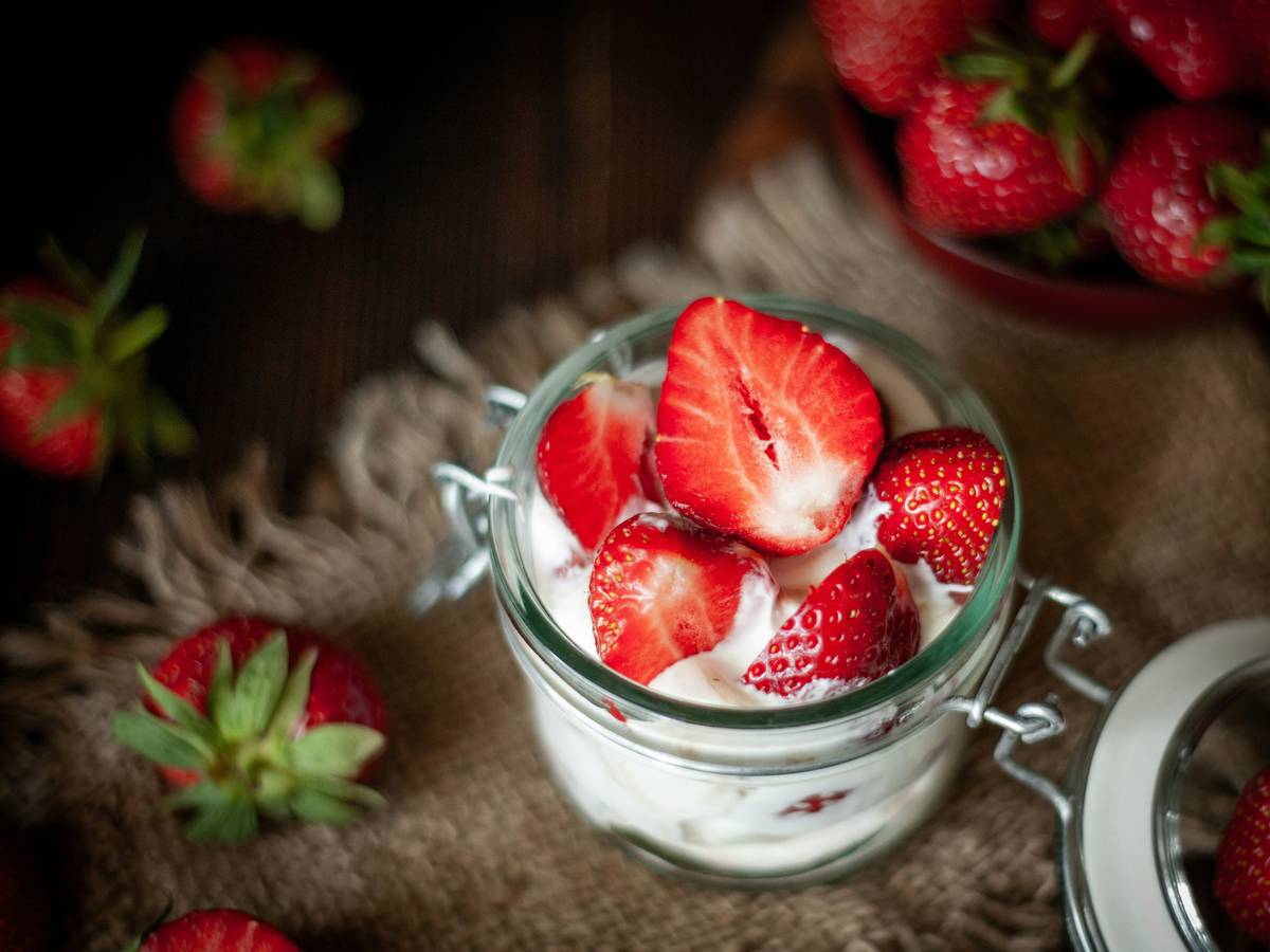 Comparison table of 6 yogurt makers showing temp accuracy, capacity, material, and price