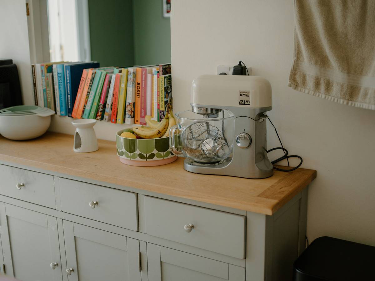 Infographic showing 12 practical uses of homemade yogurt across cooking, beauty, and household tasks